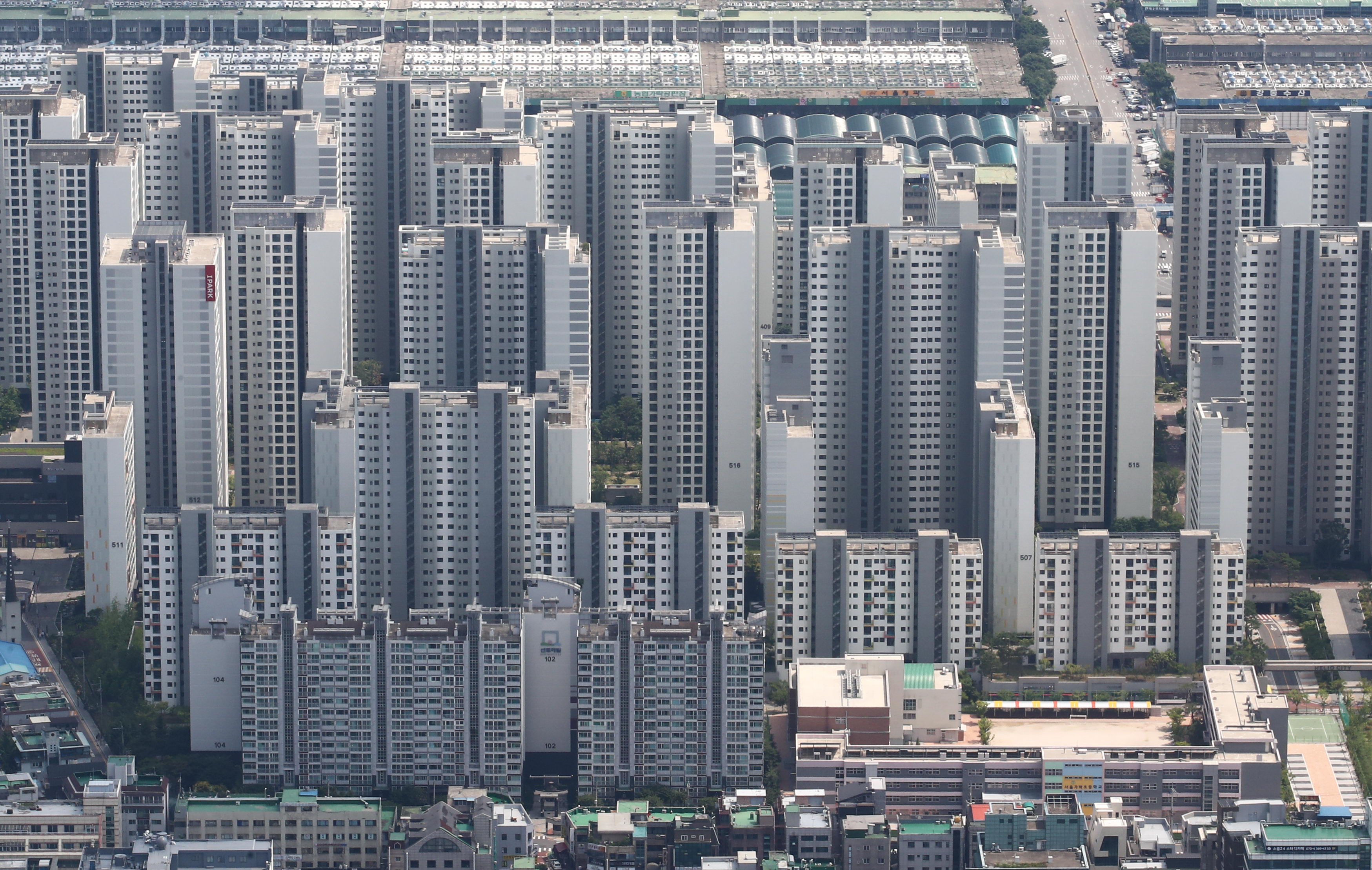 서울 아파트 절반이 10억 넘었다...중위가격 첫 10억 돌파