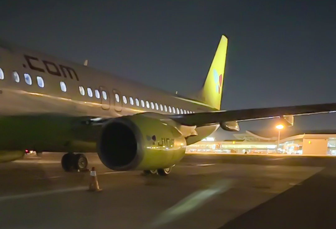 2시간 17분 늦게 뜬 항공기... 승객들, 항의 대신 박수를 쳤다