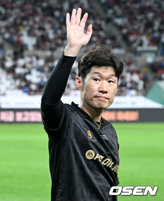 Park ji-sung returns as player in icon match comeback
