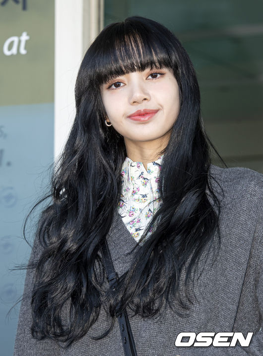 사진]블랙핑크 리사,'분위기 있는 미소'