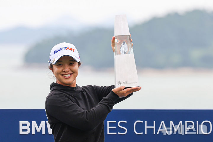 김세영 프로 골프 사진 14 - BMW 우승 트로피와 기념 촬영하는 김세영
