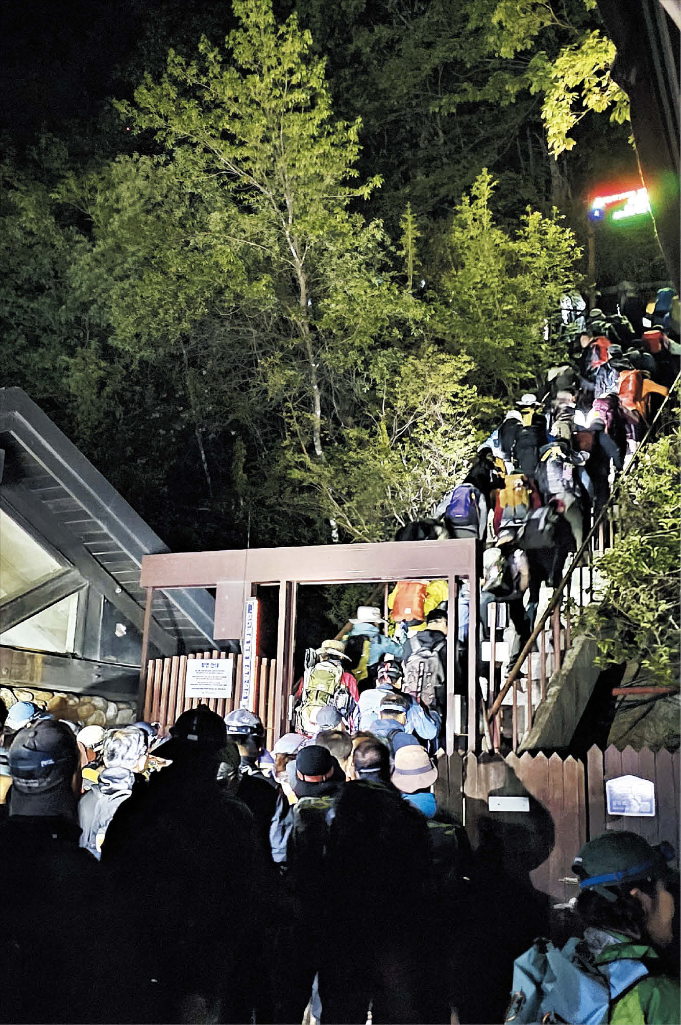 Seoraksan Trail Reopening Draws Hiker Rush After 73-Day Closure