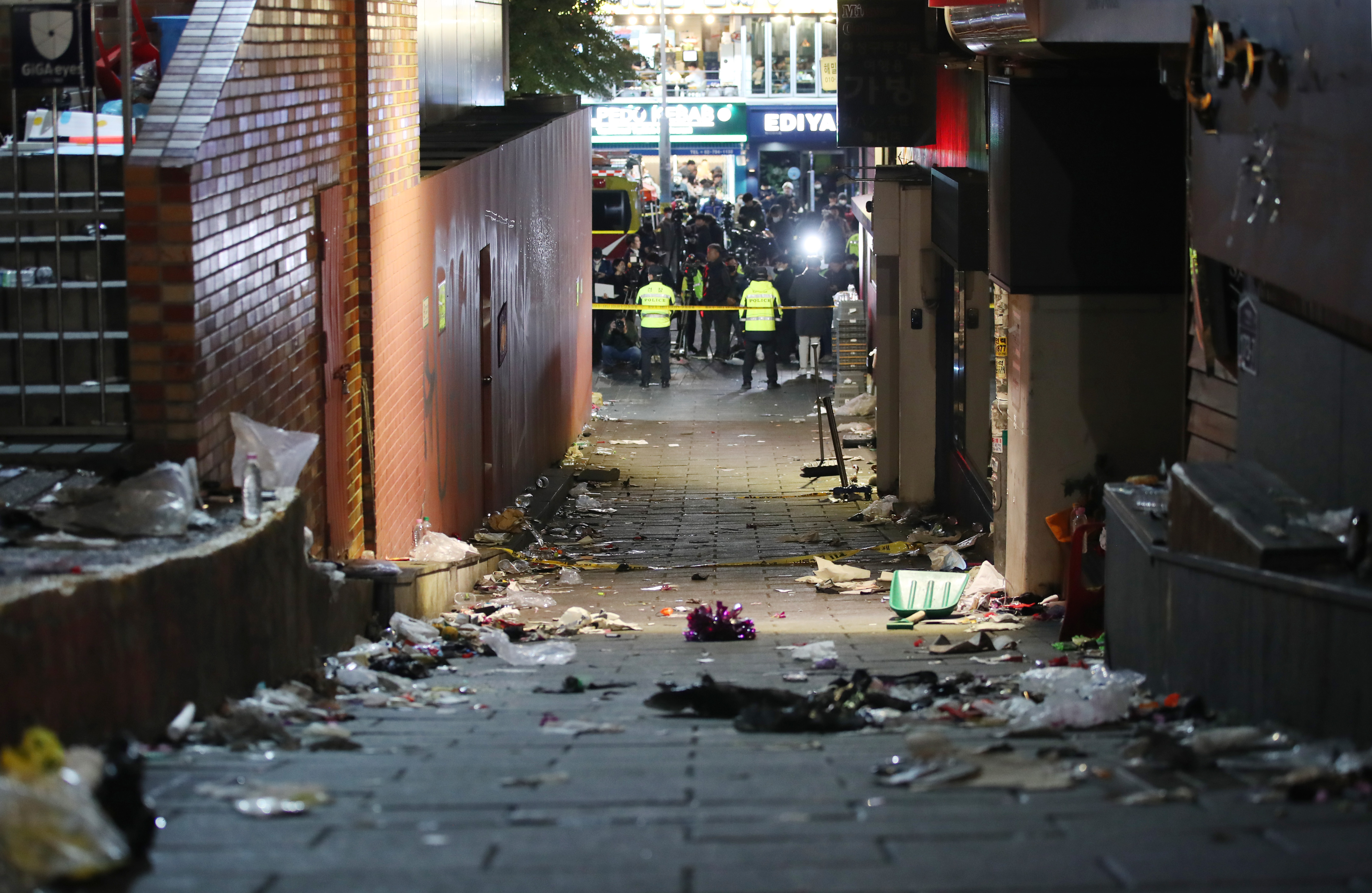 폭 4m‧길이 50m 좁은 비탈길… 참사 일어난 이태원 골목 보니