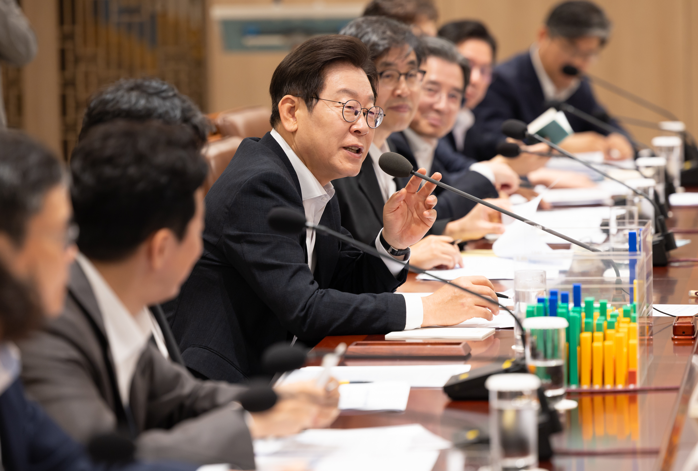 李 “밭은 많은데 씨앗이 없어”… 국채 추가 발행 시사