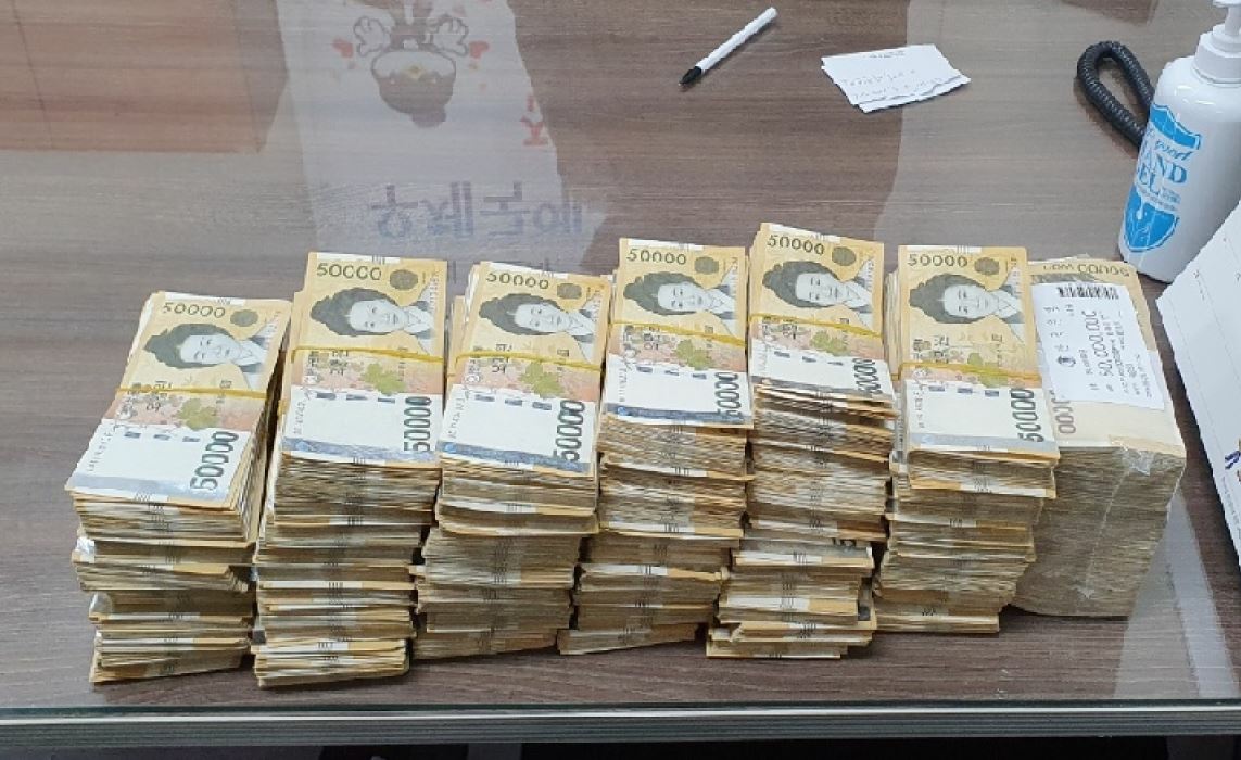 신권으로 바꿔줄게” 화폐수집가에 수억 받아 튄 사기범