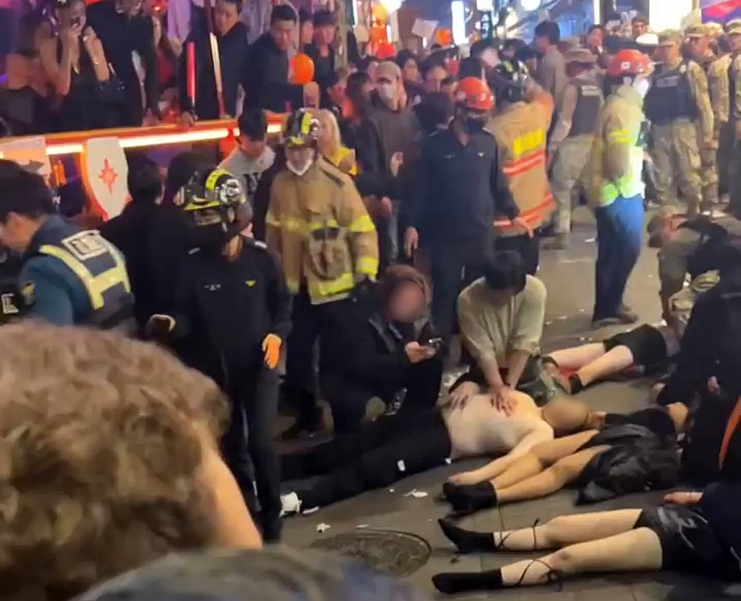 내 아들 찾아야 한다”… 이태원 압사 현장, 시신 수습도 힘든 상황