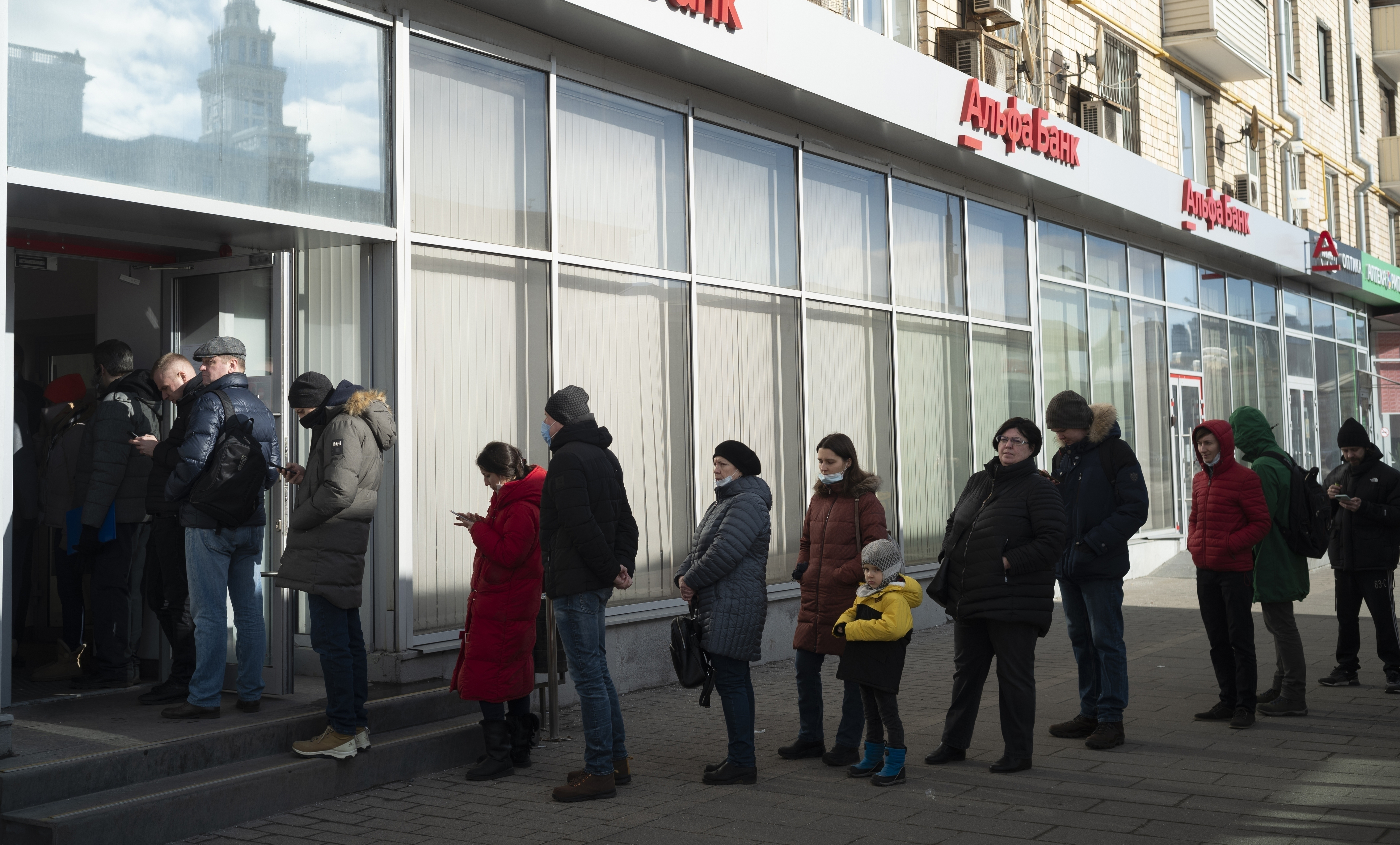전쟁이 증명한 코인의 힘…金으로 변신 시도 중