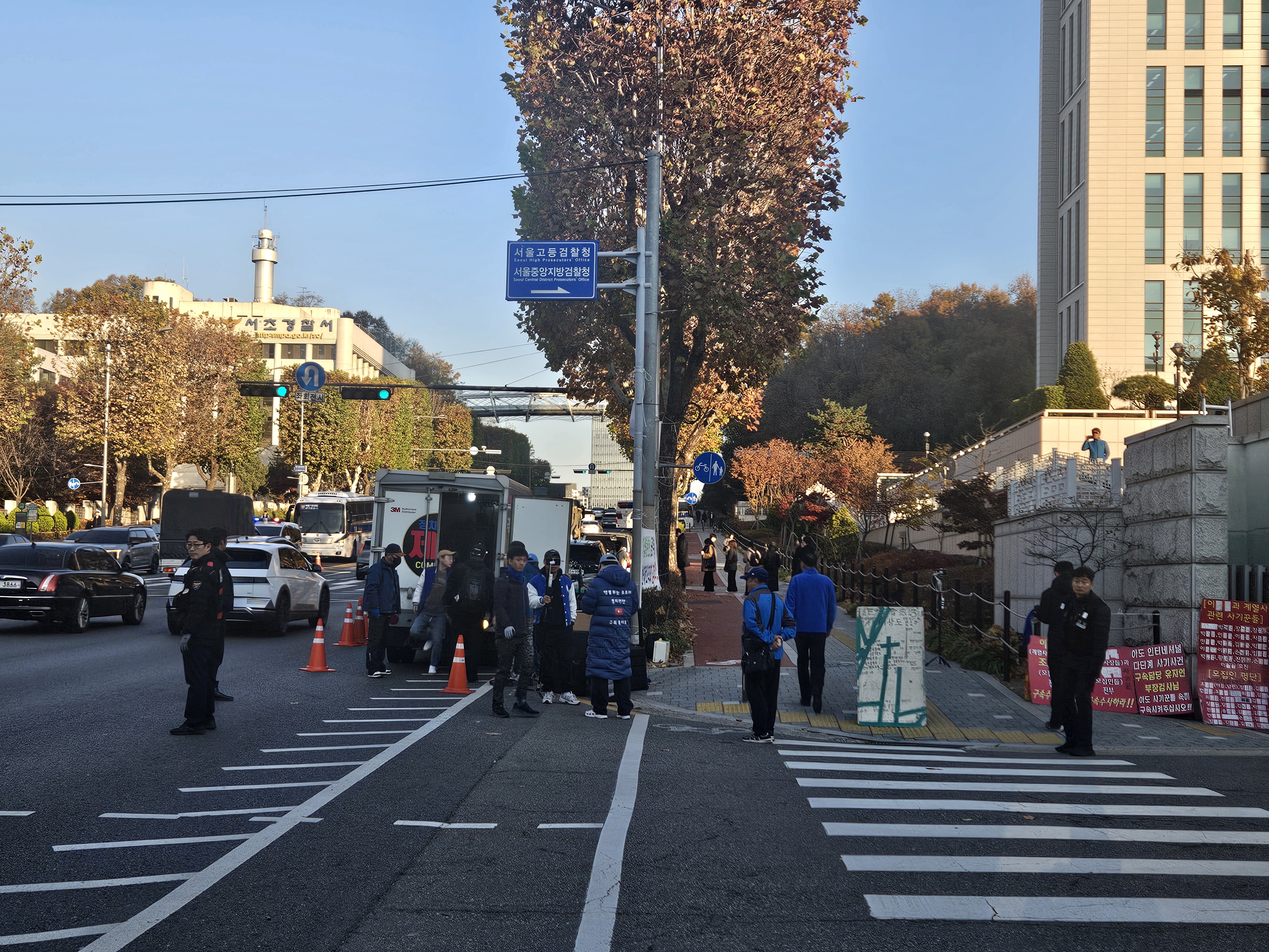 Lee Jae-myung Faces Second Day of Destiny Amid Divided Protests in Seocho-dong