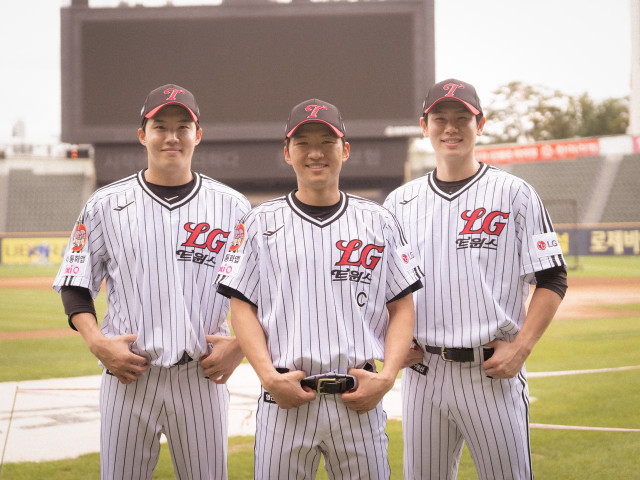 LG Twins wear classic uniforms, rookies greet fans and Yang Woo