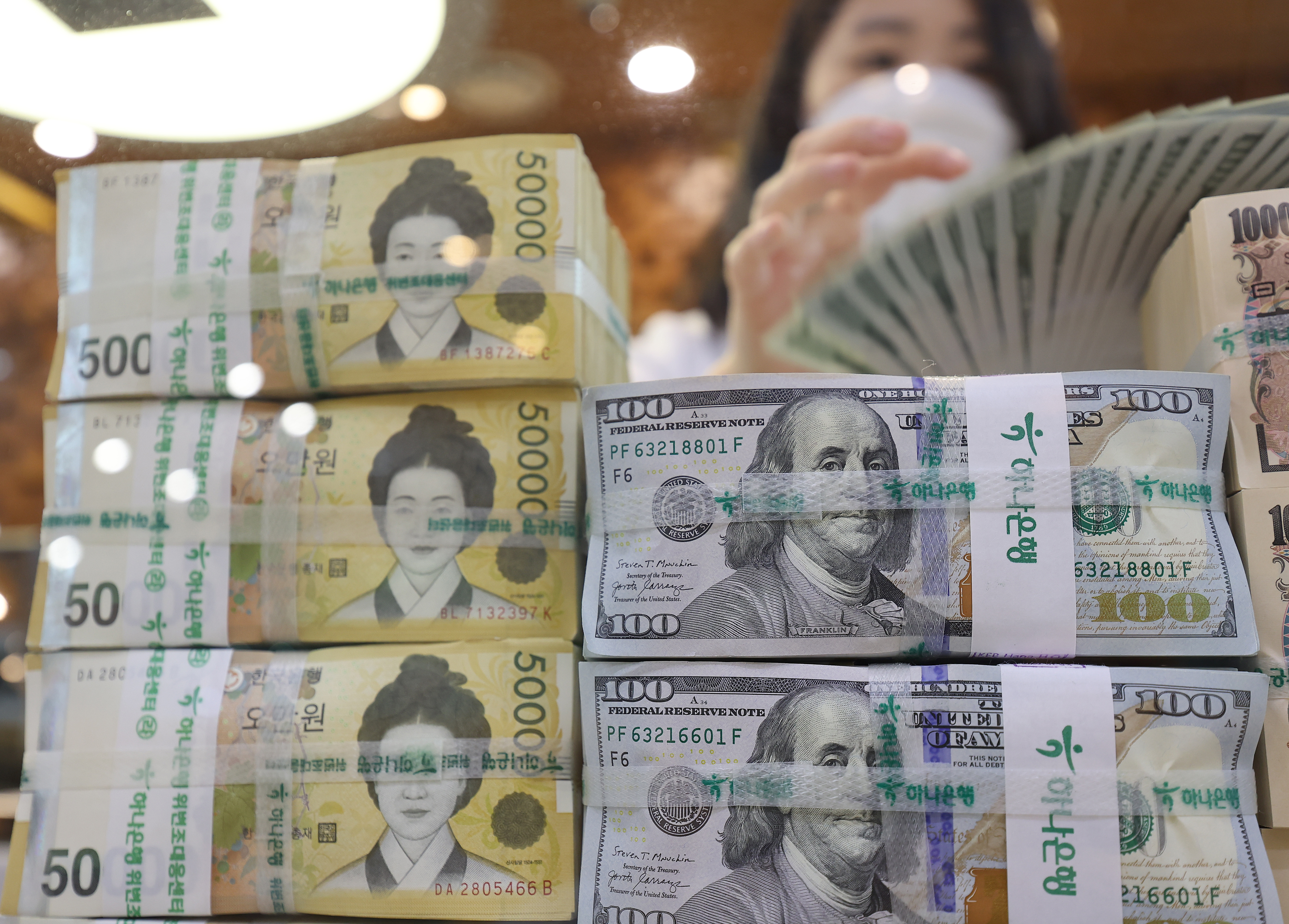 뚝뚝 떨어지는 원화 가치… OECD 회원국 중 최하위권 - 조선비즈