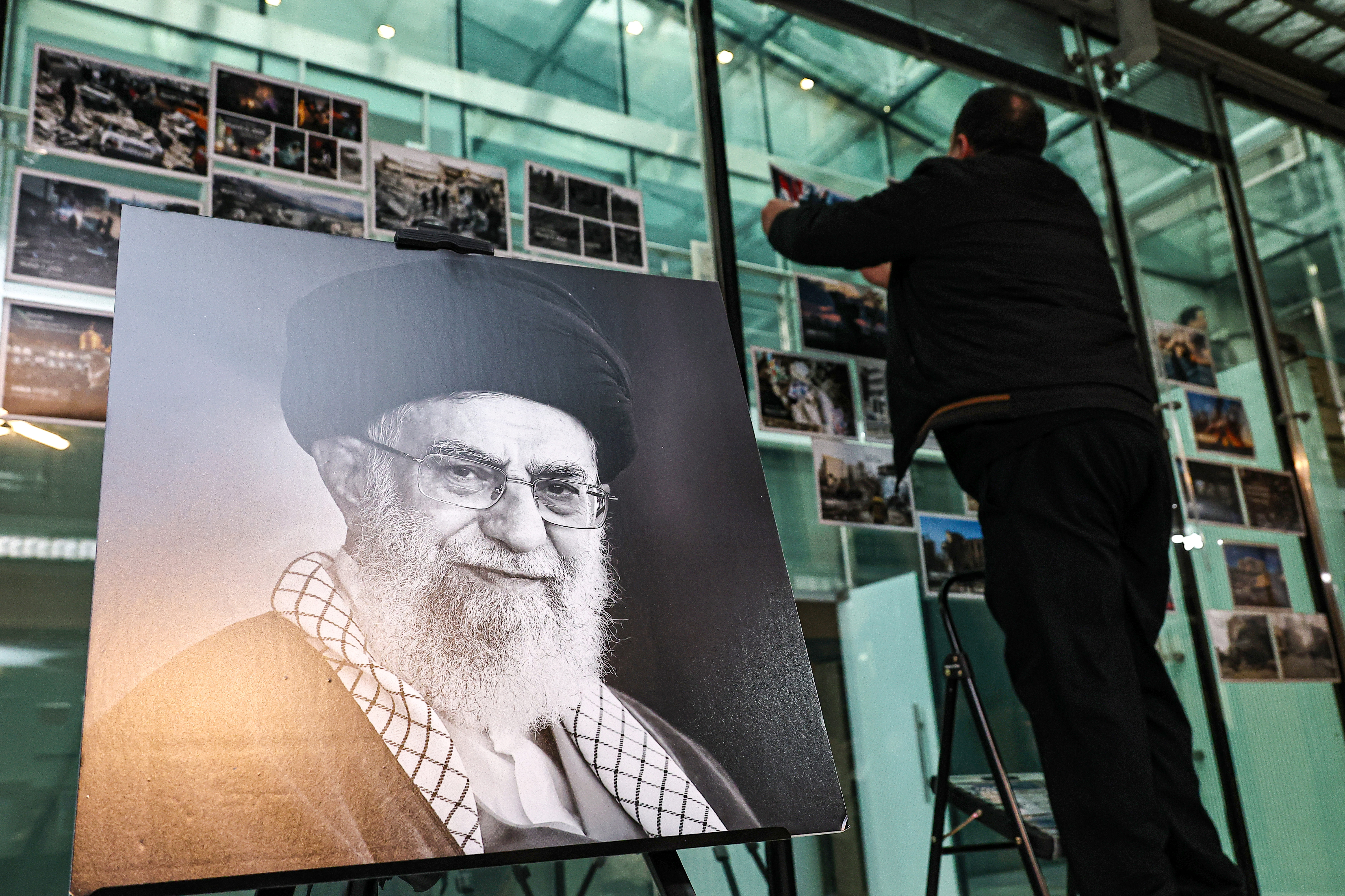 イランがハメネイ葬儀開始 最大2000万人動員見込む - ChosunBiz