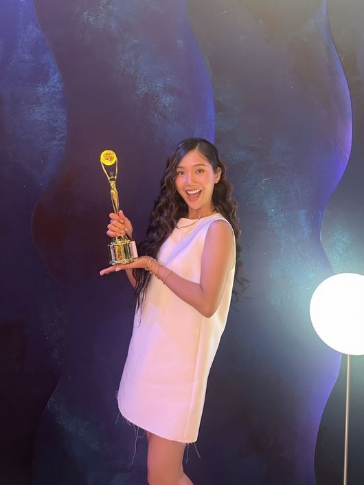 Mimi wins Best New Female Entertainer award, celebrates 10th debut