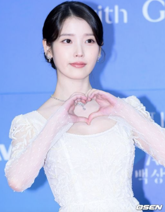 IU/IU♡ONE～New Year's Gift from IU～〈10,0… hqdefault.jpg