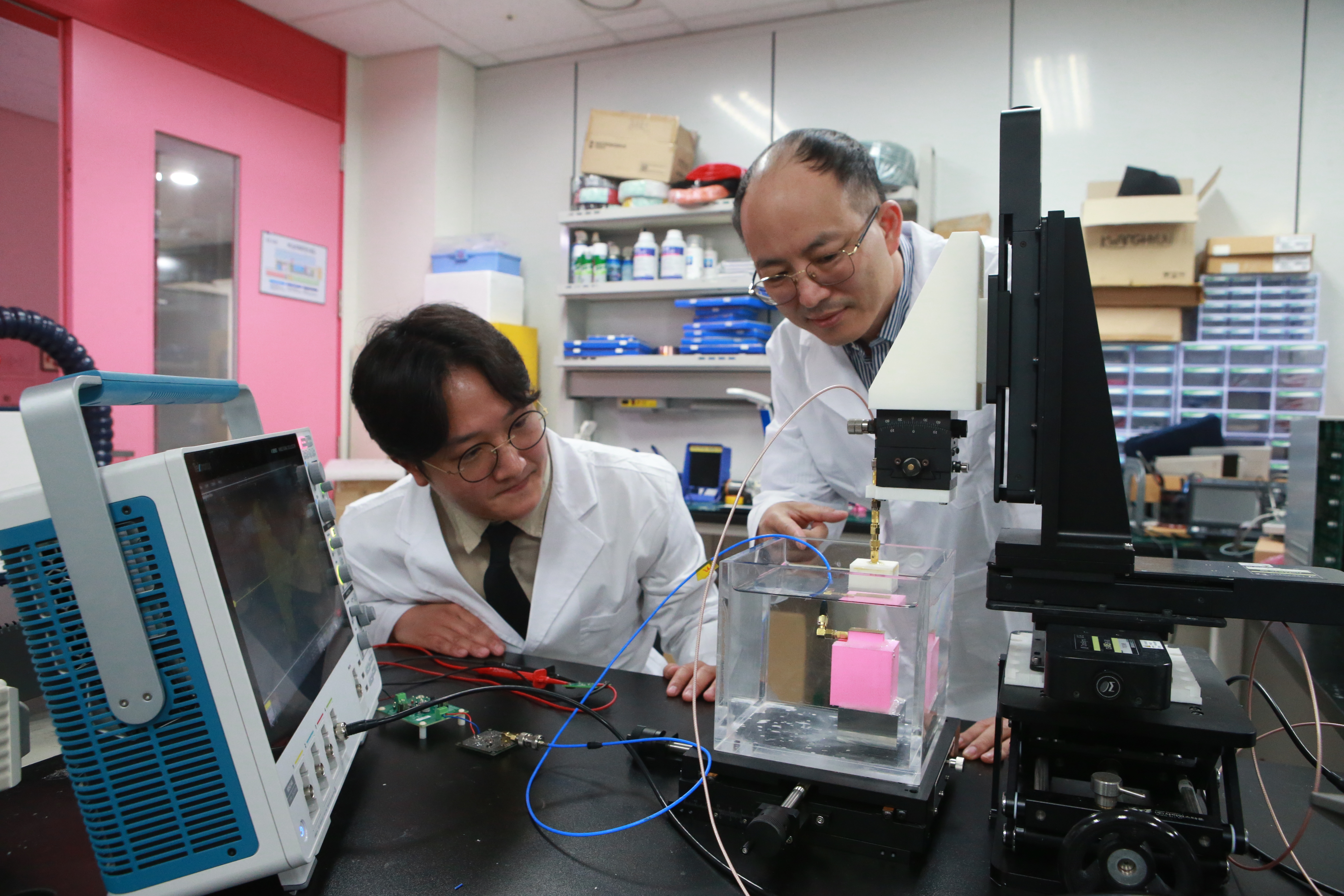 몸 속 의료기기 배터리 수술 없이 충전한다 - 조선비즈