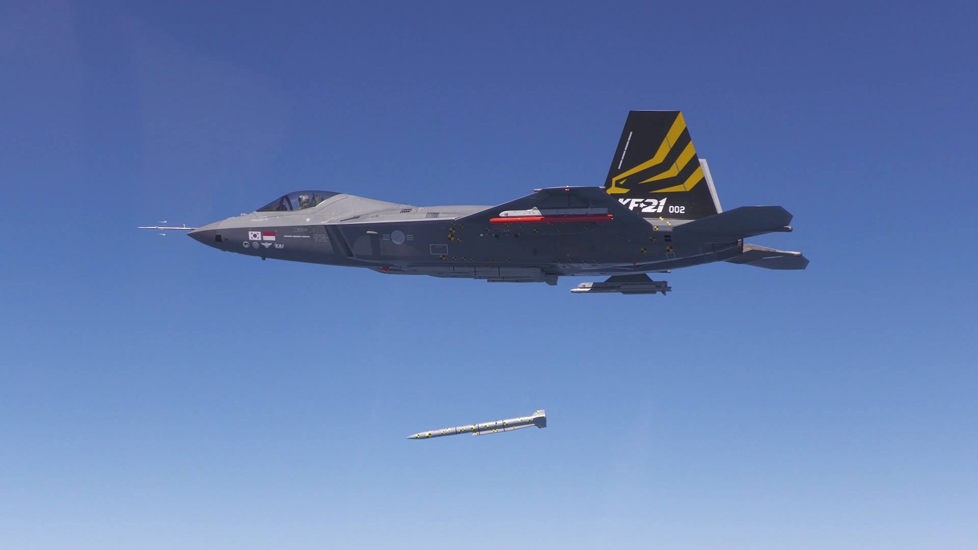 KAI, KF-21 최초 양산계약 체결… 20대·1조9600억원 규모 - 조선비즈