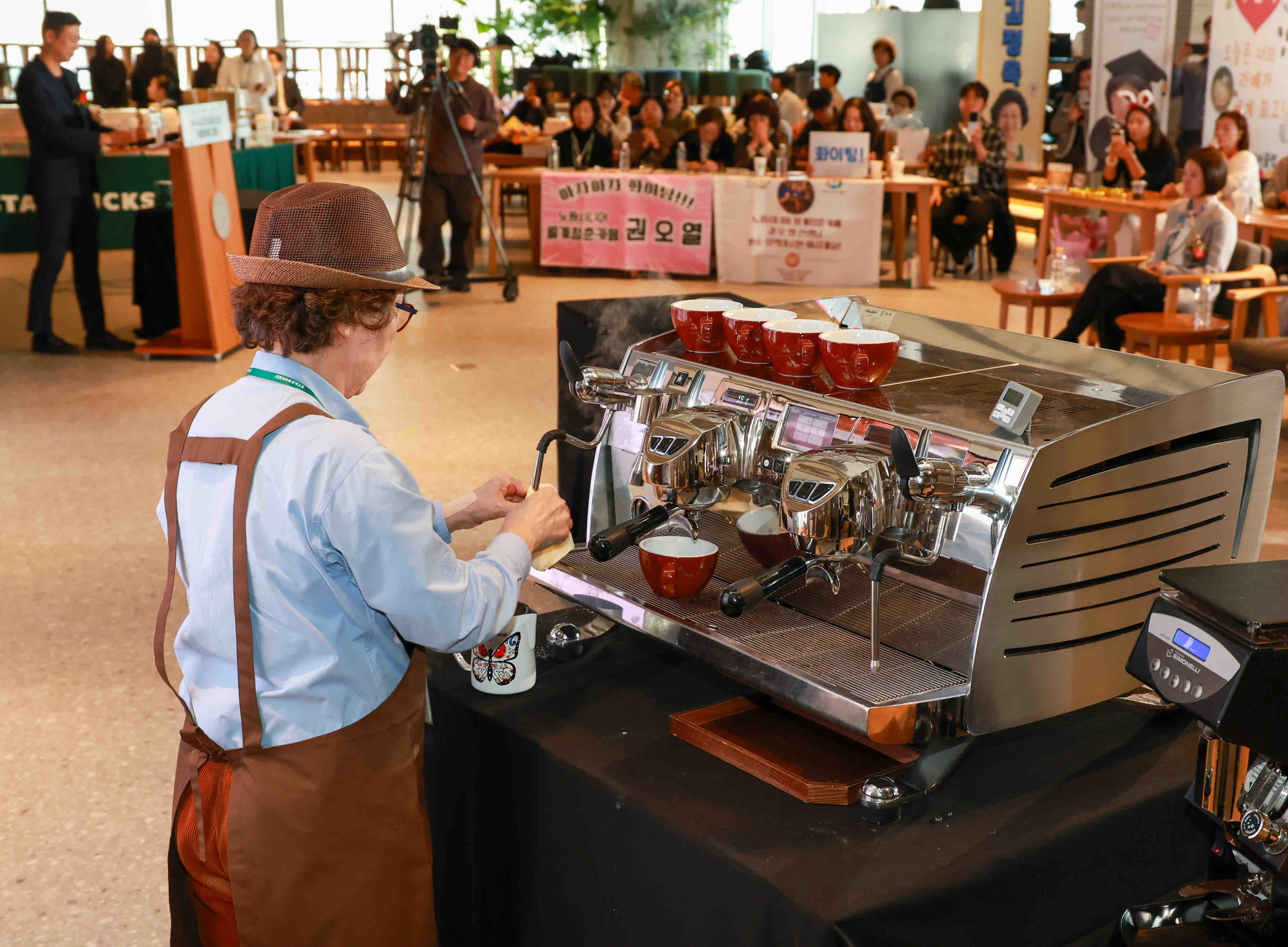 スターバックスがシニアバリスタラテアート大会で金正玉・李在求を大賞