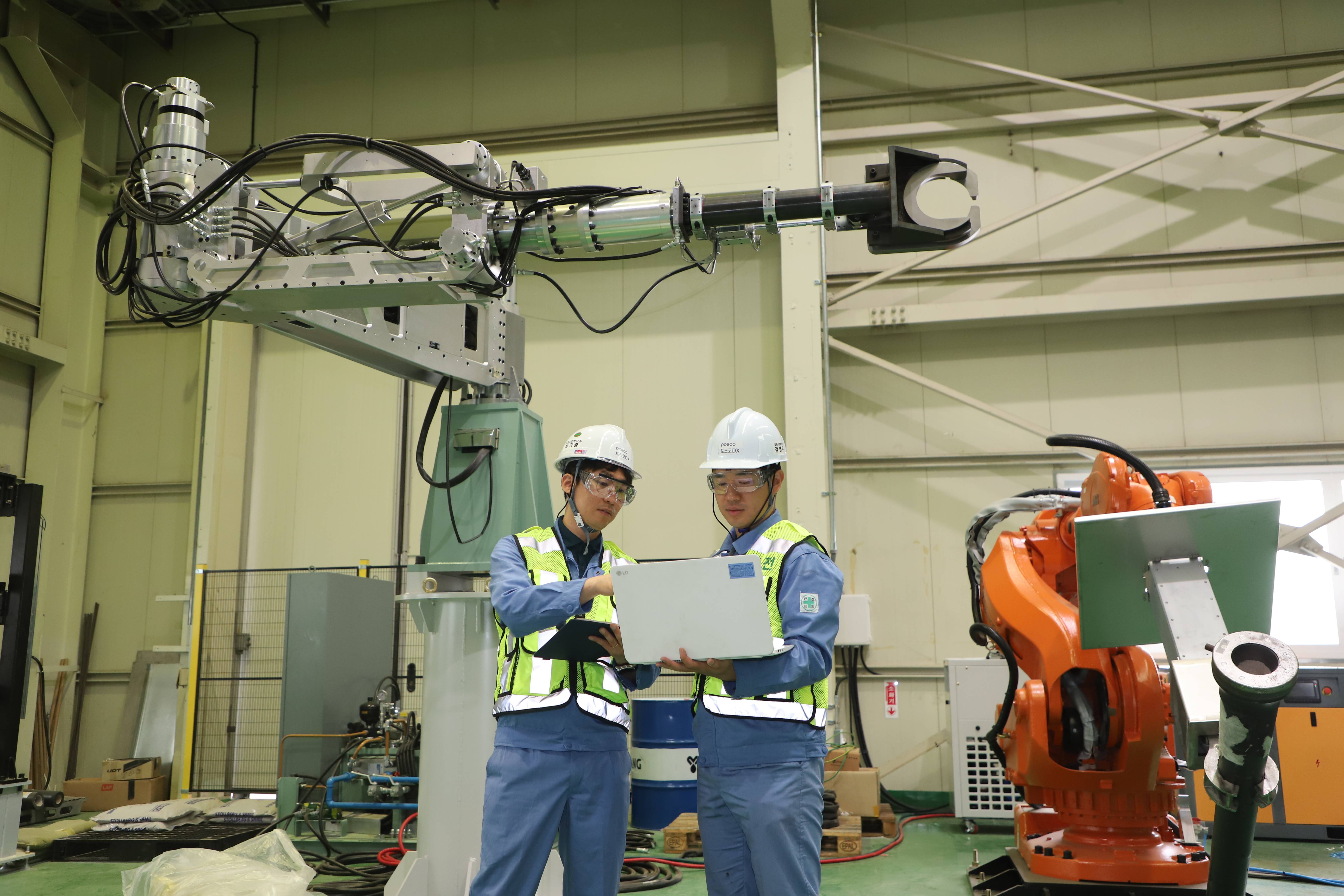 포스코DX, 조선내화와 협력…제철소 조업공정에 산업용 로봇 확대 적용 - 조선비즈