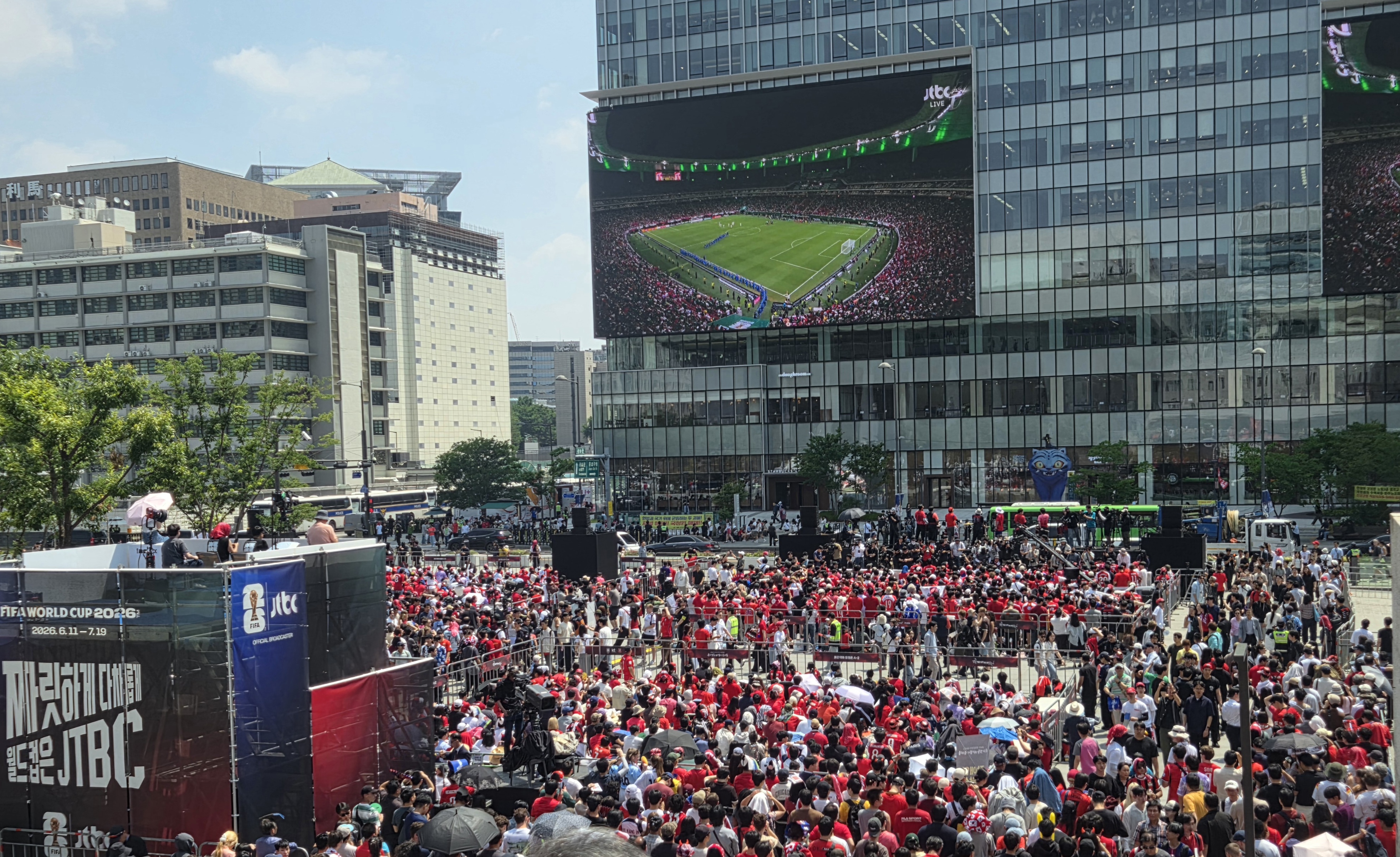 光化門広場に1.4万人集結 韓国代表初戦を街頭応援 - ChosunBiz