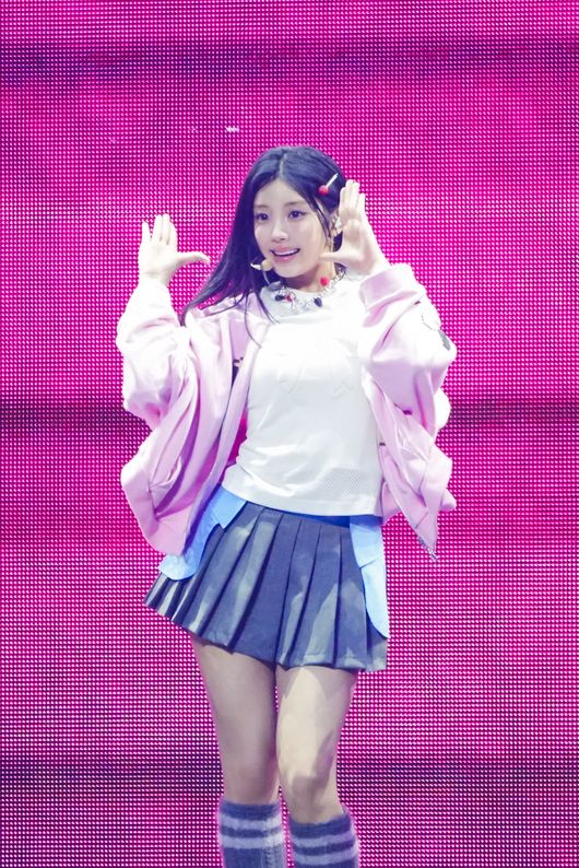 Weverse Con Festival ILLIT ユニフォーム ILLIT Weverse Con Merchandise : r/illit