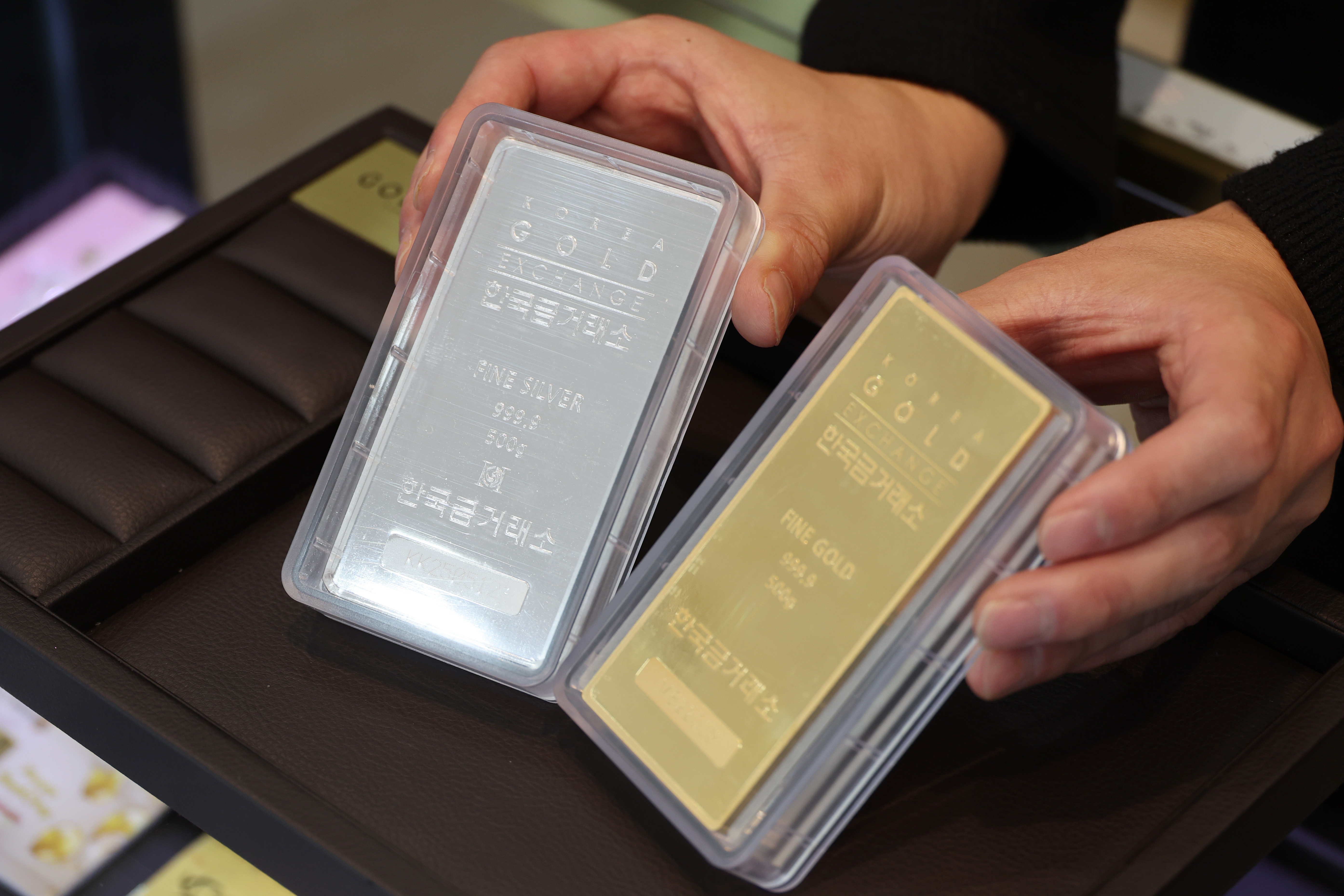 Gold, silver surge prompts Korean banks to suspend many bar sales -  CHOSUNBIZ