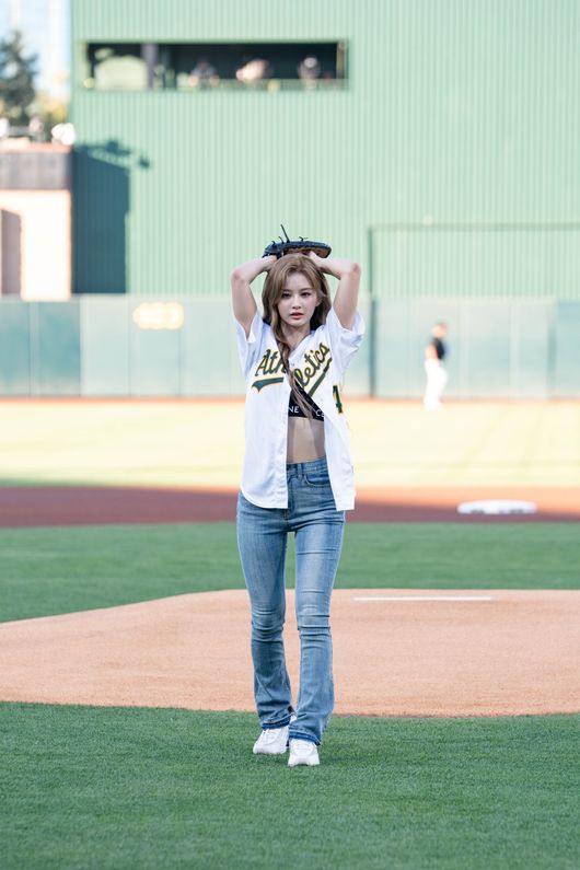 NMIXX wows Oakland crowd with national anthem and special