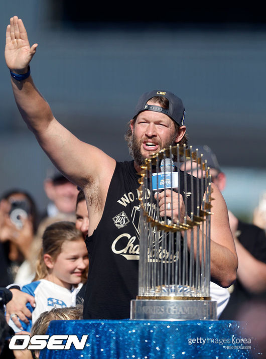 Clayton Kershaw delivers final farewell at Dodgers victory parade