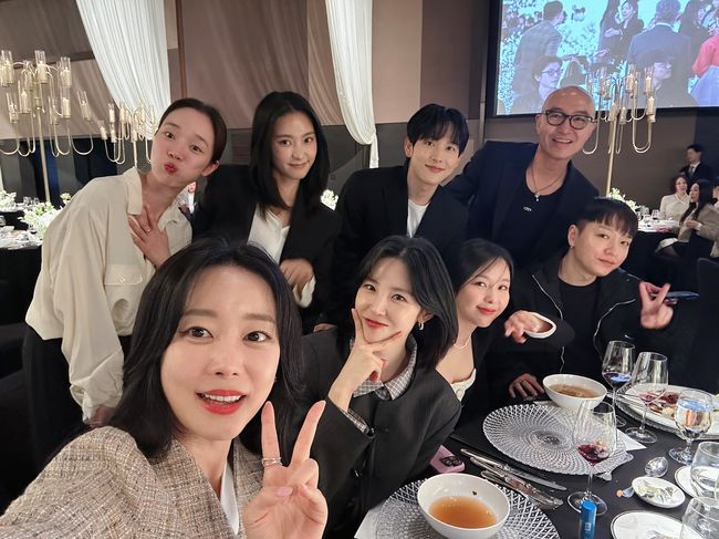 Second-generation girl groups reunite at Hyomin's wedding, reminisce unchanged beauty - CHOSUNBIZ