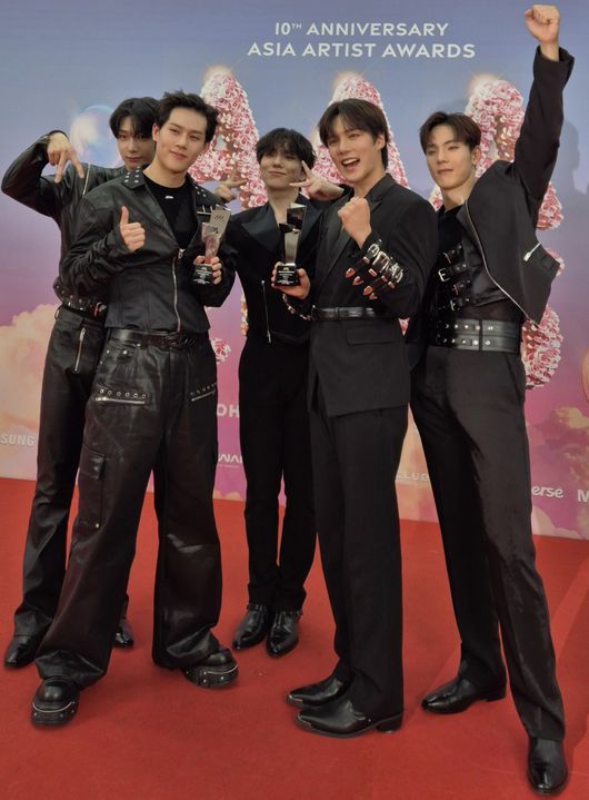 Monsta X wins two AAA awards, celebrates 10th anniversary - CHOSUNBIZ