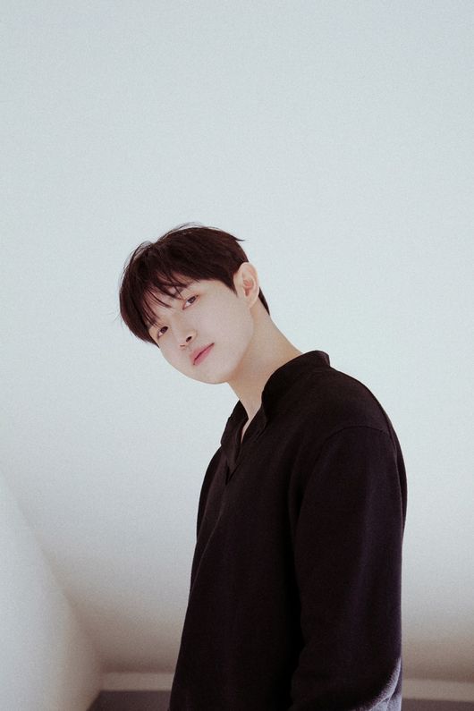 Kim Jae-hwan returns to music with warm, lyrical digital single