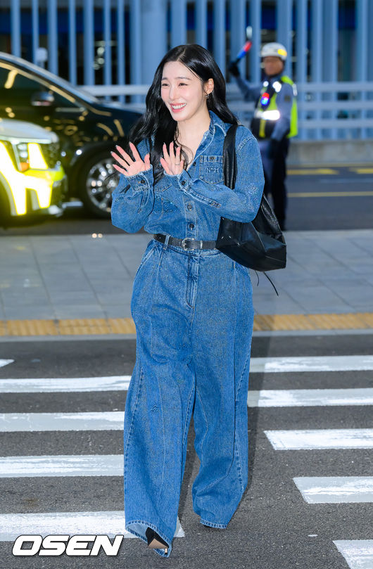 Photo] Tiffany Young captures attention on departure - CHOSUNBIZ