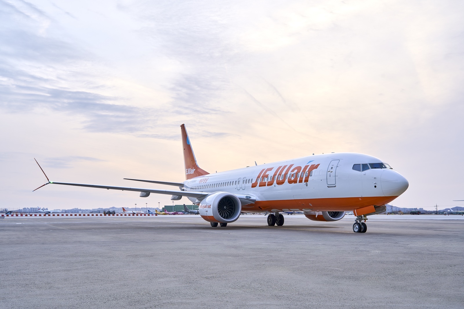 Jeju Air boosts fleet with two B737-8s, leading Korea's LCC