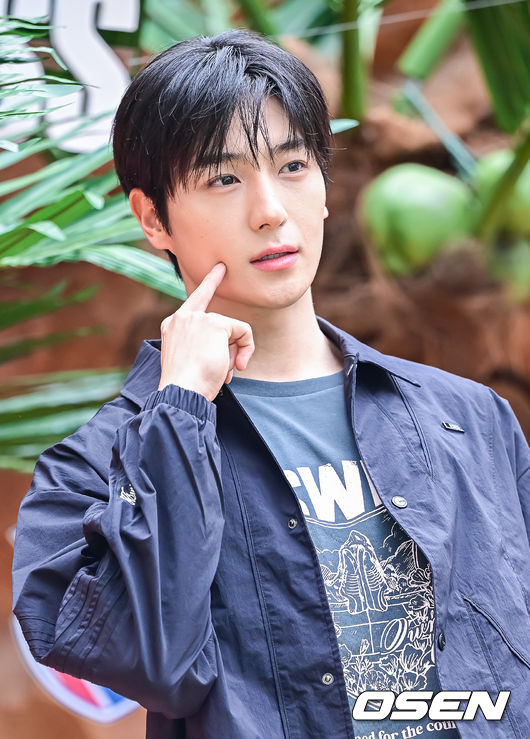 Photo] THE BOYZ Hyun-jae shows off charm - CHOSUNBIZ