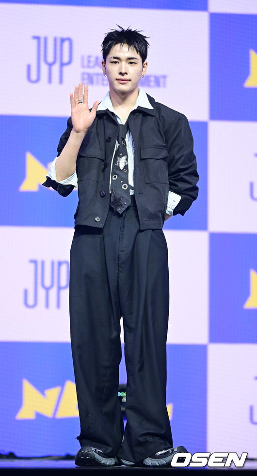 Photo] NEXZ Haru waves hand stylishly - CHOSUNBIZ