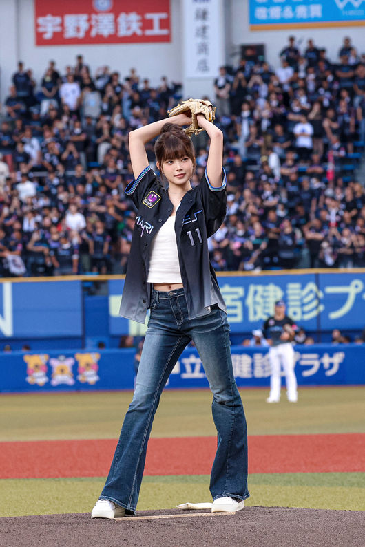 LE SSERAFIM HONG EUNCHAE ユニフォーム LE SSERAFIM's Hong Eun-chae charms Japan sports fans with winning
