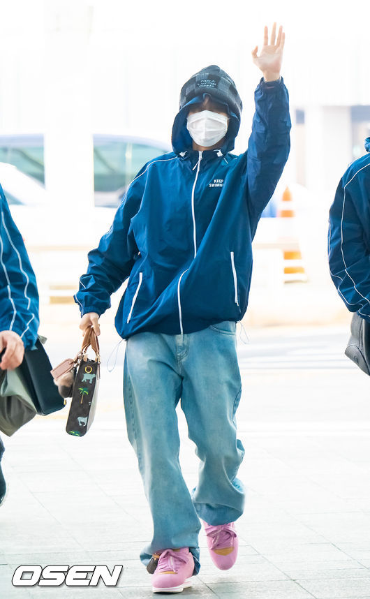 Photo] BTS J-Hope waves hand in greeting - CHOSUNBIZ