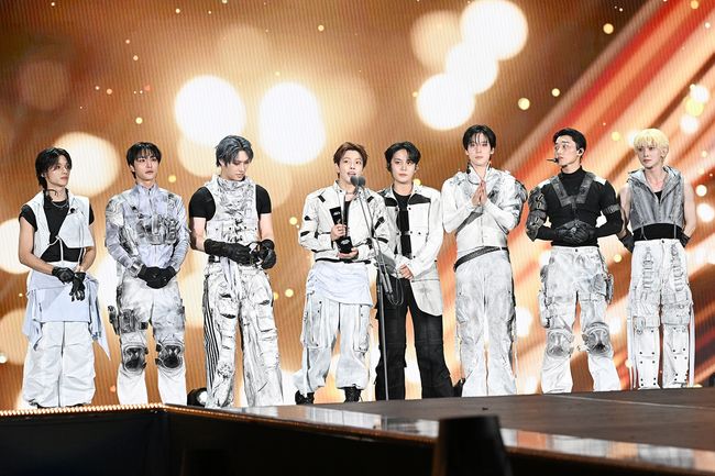 ATEEZ wins record of year at Asia Star Entertainer Awards in Japan