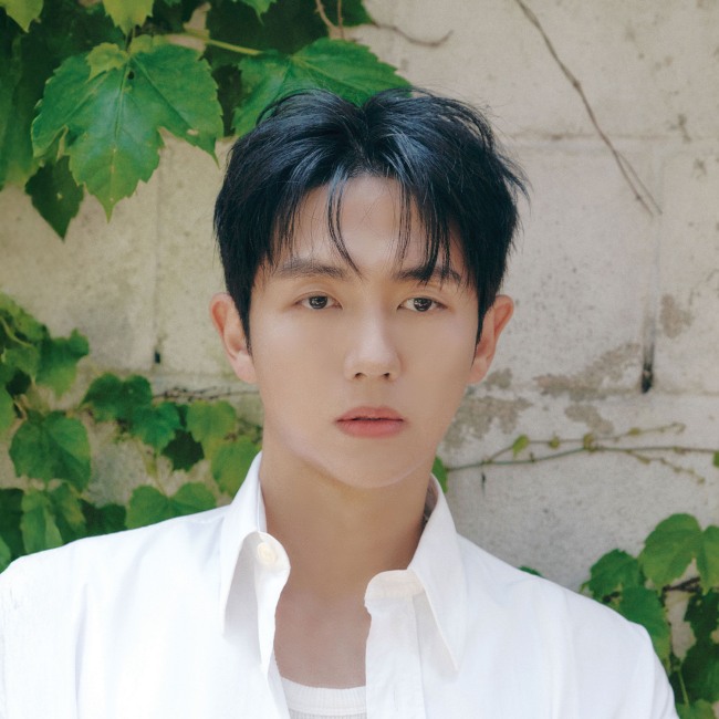 2AM's Lim Seulong Makes Solo Comeback After 8 Years with 'Rainbow Light'