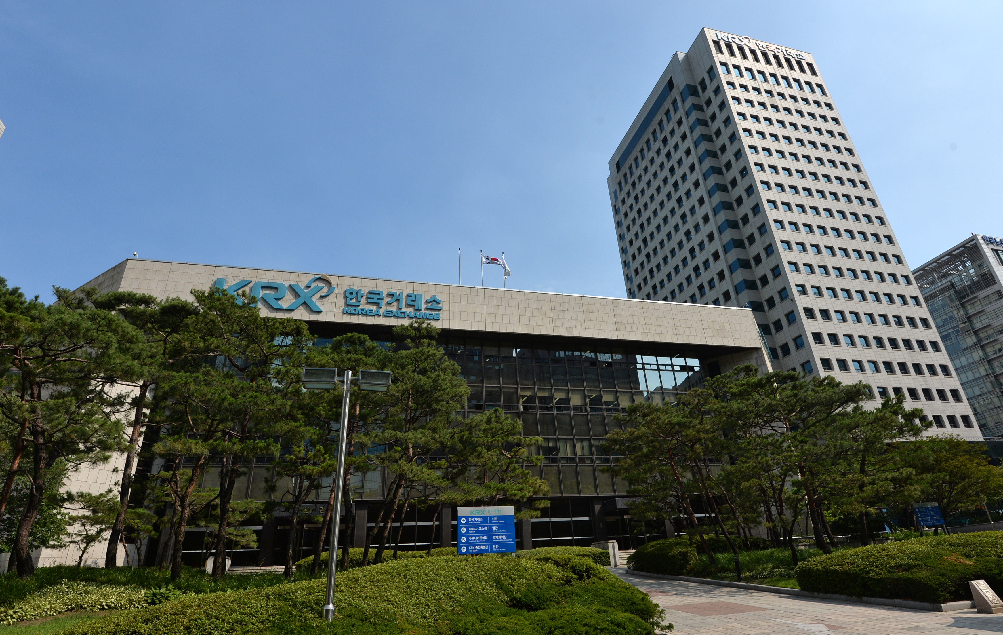 하나투어·F&F 들어오고, CJ CGV 제외…코스피200 정기 변경 - 조선비즈