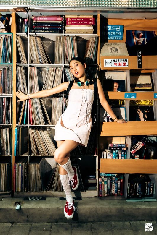 Oh My Girl's Mimi debuts solo, showcases hip retro sound - CHOSUNBIZ