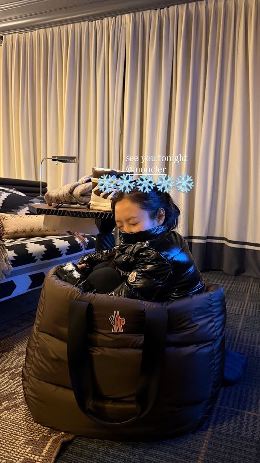Jennie for   スウェットとトットバック Jennie squeezes into oversized bag, charms fans with doll-like