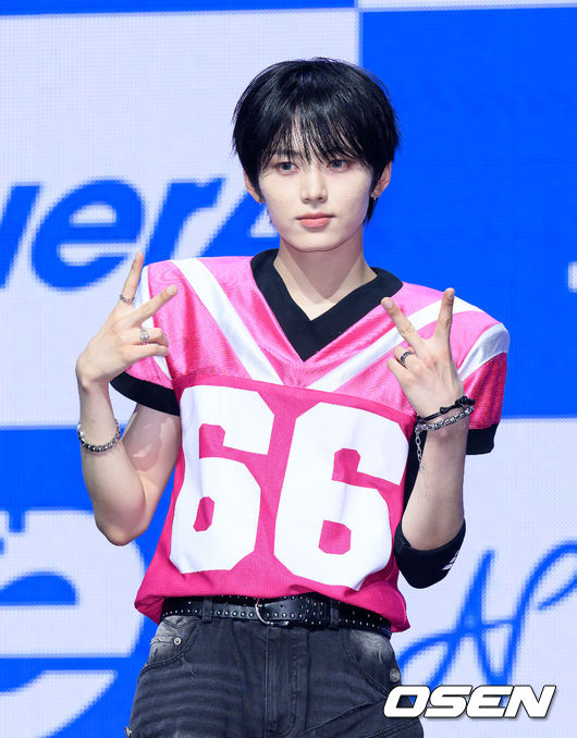 NouerA リン　直筆サイン入りフォト Photo] NouerA Lin flashes fresh V sign - CHOSUNBIZ
