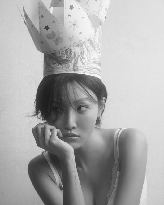 Hwasa returns with upbeat single 