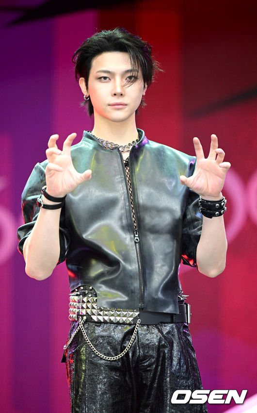 メンシプ　NICHOLAS Photo] &TEAM Nicholas flashes stylish gaze - CHOSUNBIZ