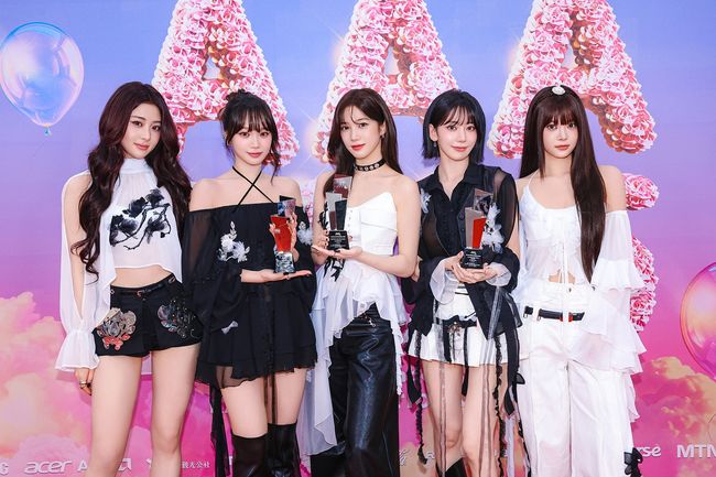 LE SSERAFIM wins AAA 2025 grand prize for second consecutive year