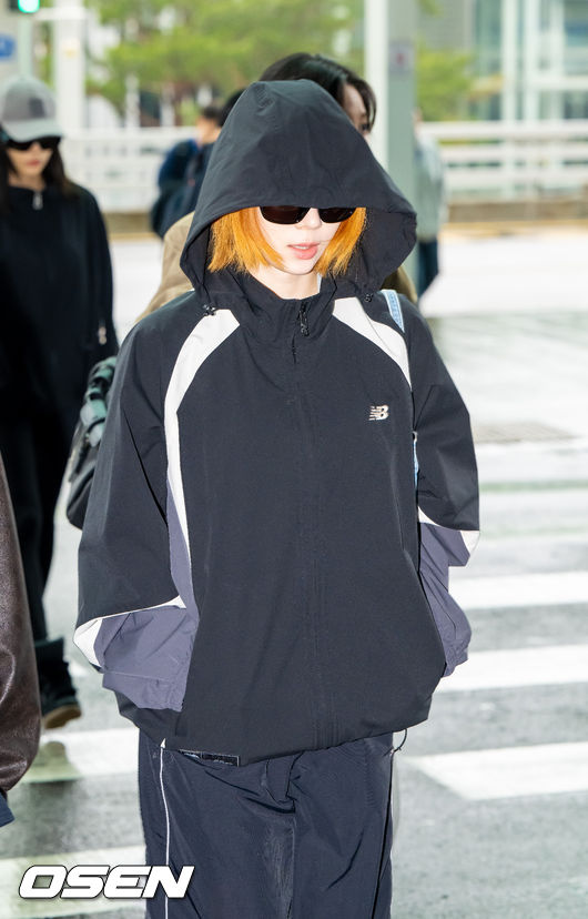 Photo] aespa Winter stuns in tracksuit and sunglasses - CHOSUNBIZ