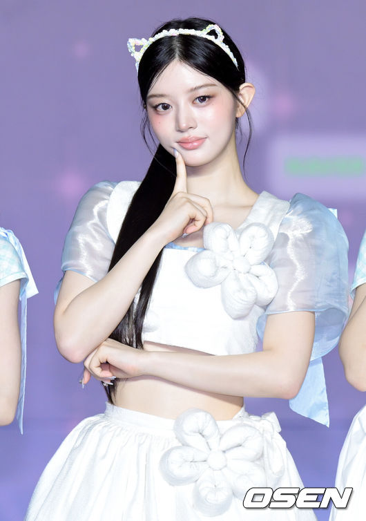 Minju throws first pitch for LG Twins, aims to share positive