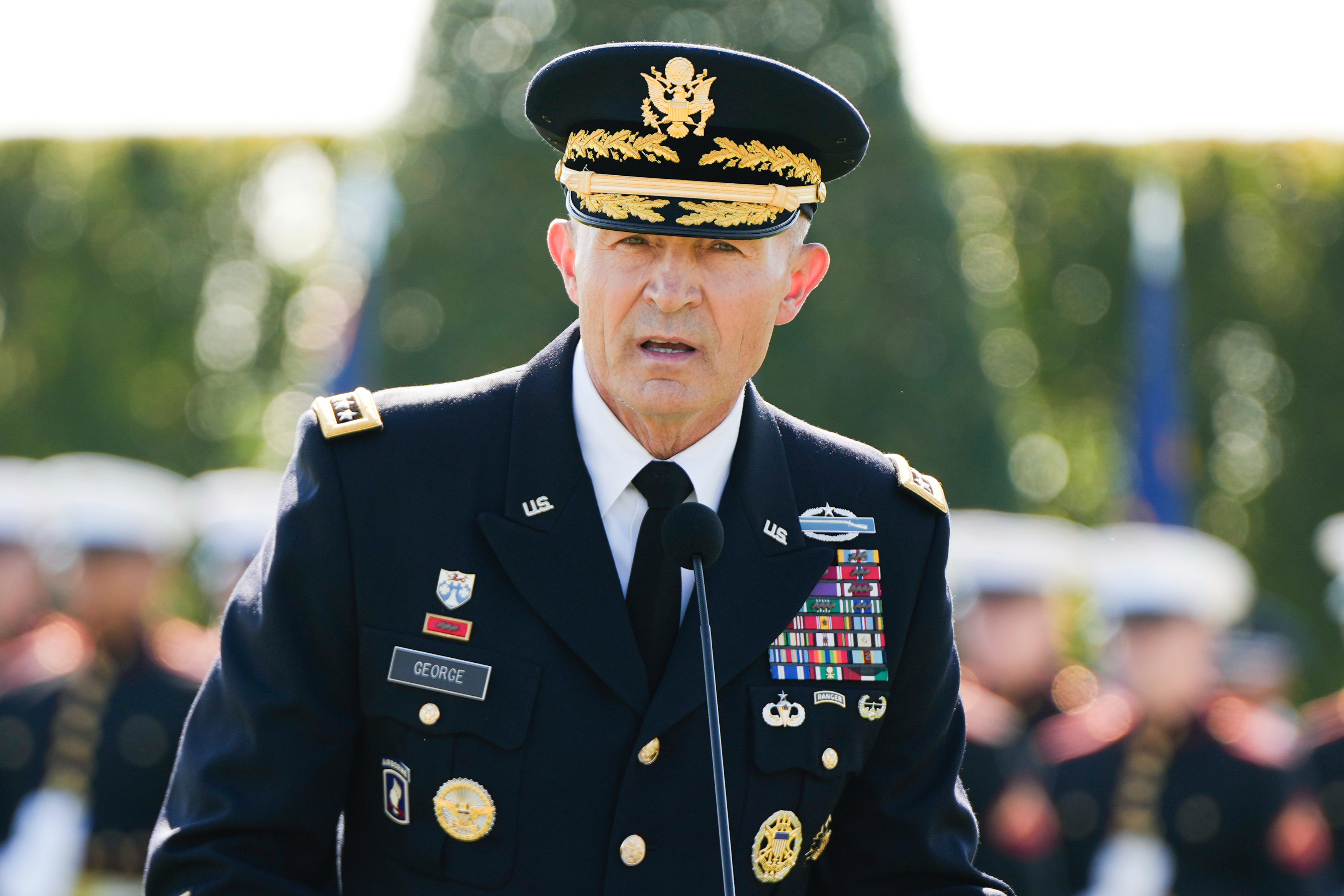 米国防長官ヘグセスが陸参総長ジョージに即時退役要求 - ChosunBiz