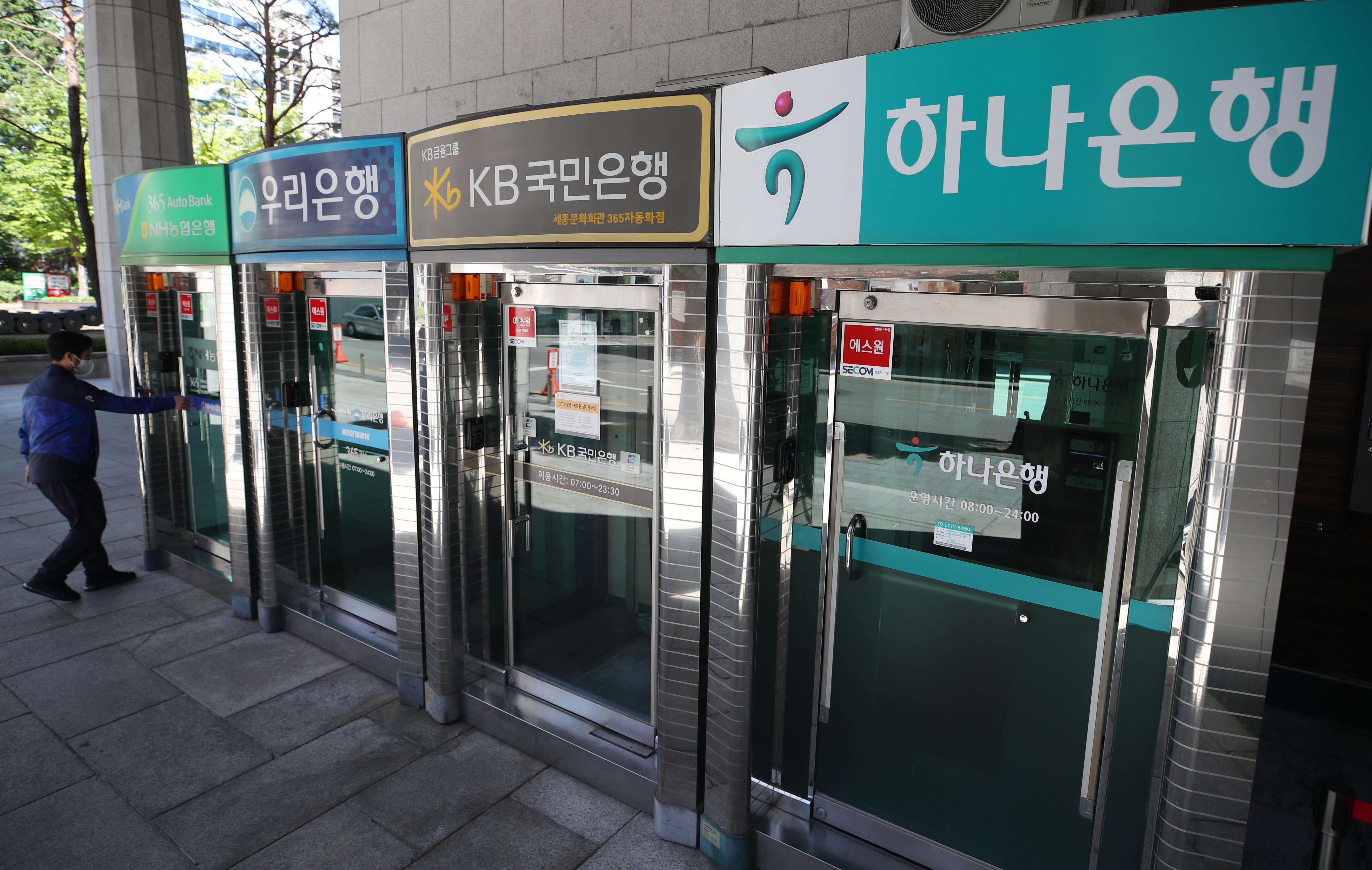 한도제한계좌 이체·ATM 거래한도, 30만원→ 100만원 상향 - 조선비즈