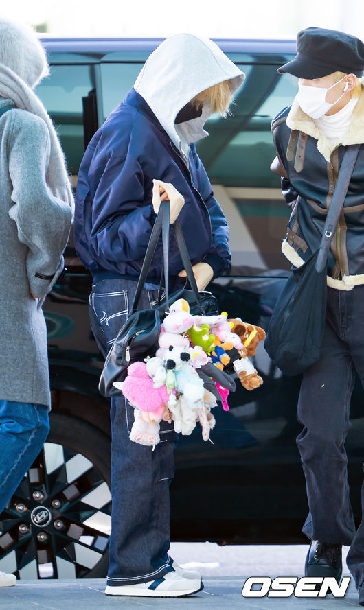 Photo] NCT Wish Sakuya, fills bag with dolls - CHOSUNBIZ