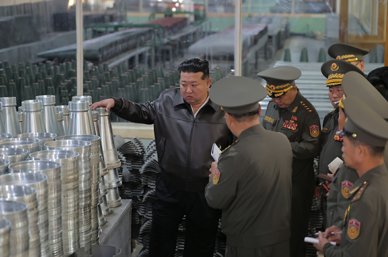 金正恩が軍需工場視察 砲兵戦力強化を指示 - ChosunBiz